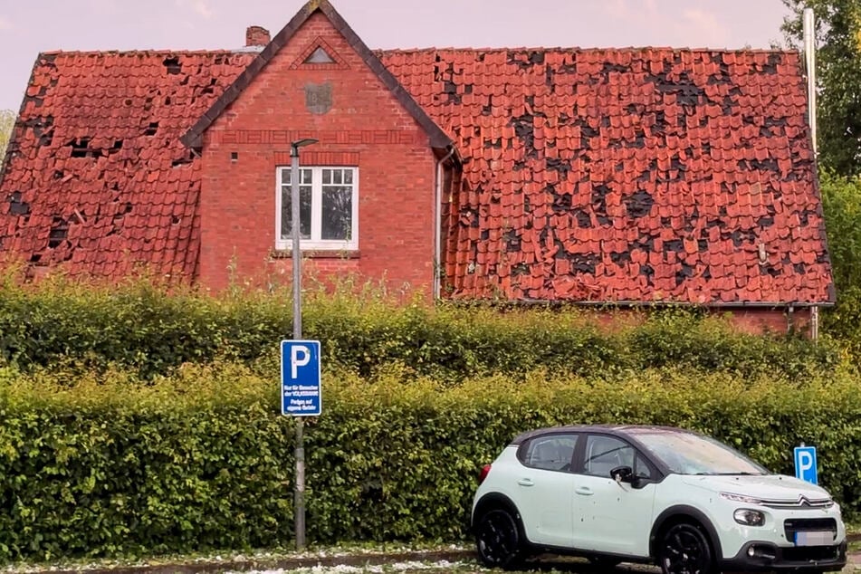 In Tostedt wurden etliche Dächer vom Hagel zerstört.