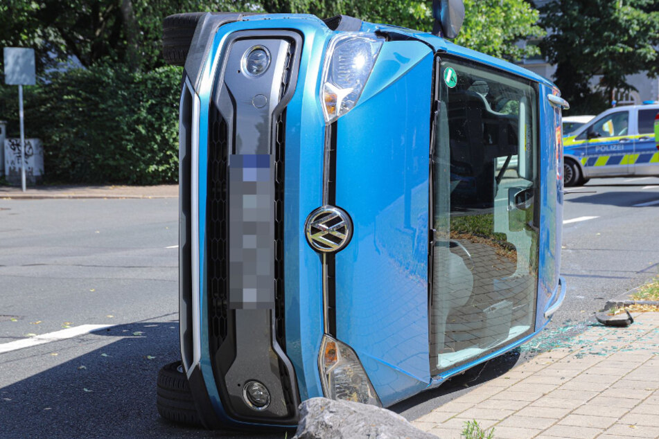 Unfall beim Überholen: 78-Jähriger landet mit Opel auf der Seite