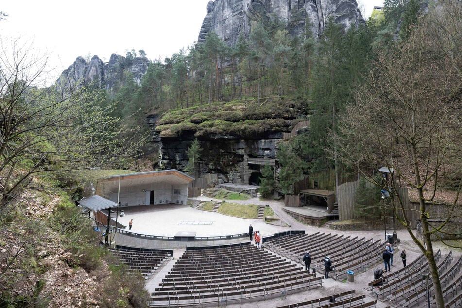 Auf der Felsenbühne Rathen bekommt Ihr mit "Rotkäppchen" einen Märchen-Klassiker zu sehen.