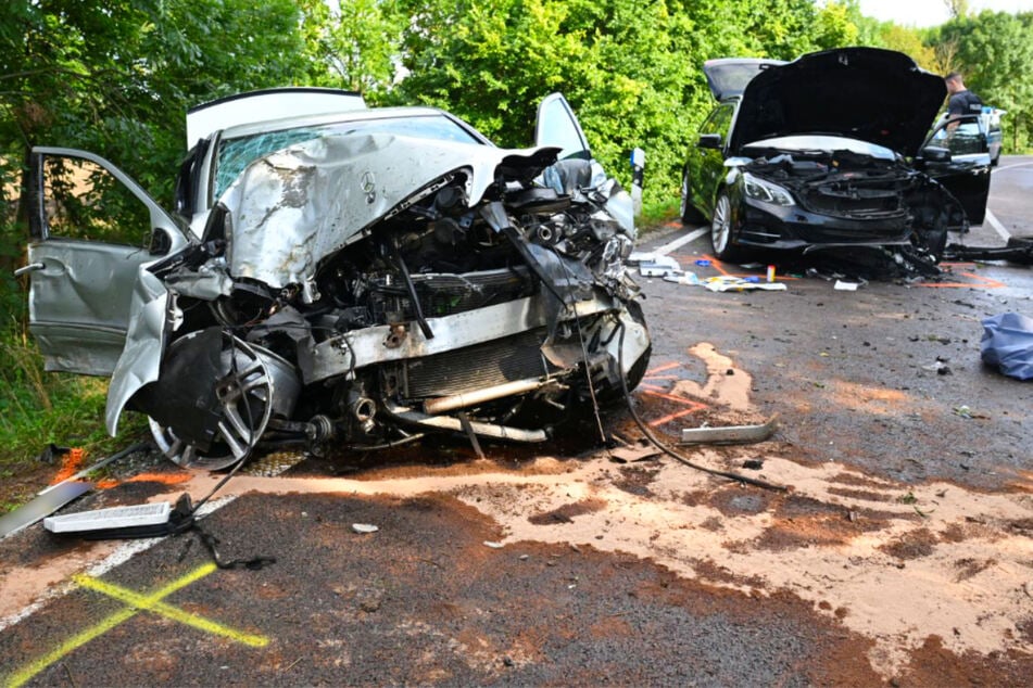 Mercedes-Fahrer (20) überholt drei Autos und verliert Kontrolle: Vier Verletzte bei Frontalcrash