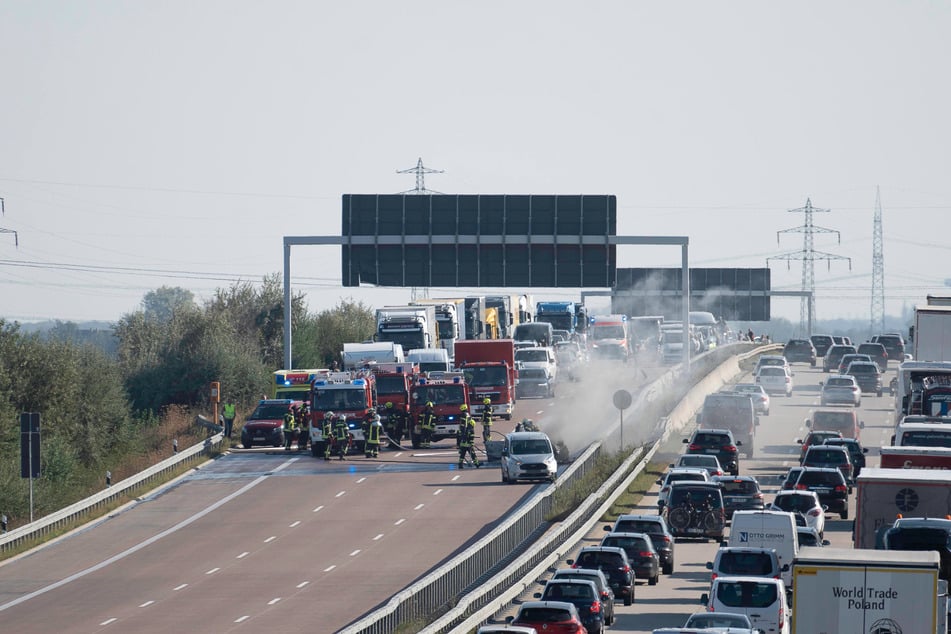 Auf der A9 in Richtung Berlin sei es laut ersten Angaben zu einem Autobrand gekommen.