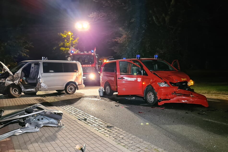 Heftiger Unfall auf der Zeitzer Straße in Crimmitschau. Ein Feuerwehrauto krachte am Montagabend mit einem VW-Transporter zusammen.