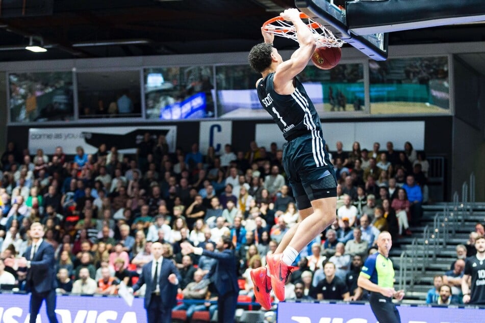 Joel Scott von den London Lions netzt ein. Die Niners verloren am Ende knapp mit 67:68.