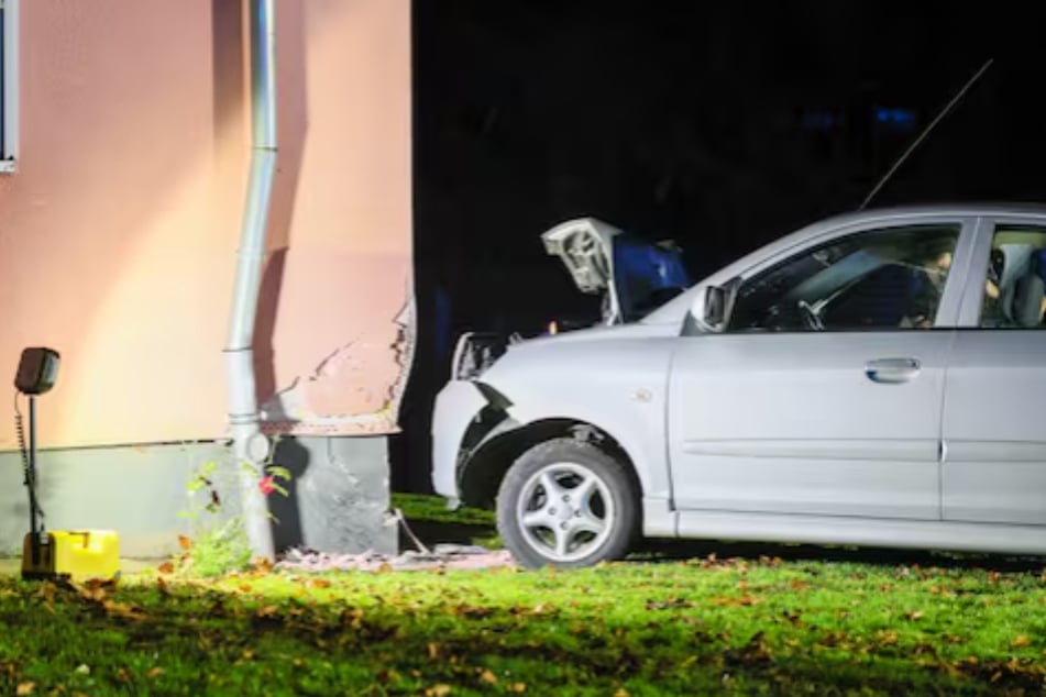 Die 18-jährige Beifahrerin wurde bei dem Unfall in der Wupperstraße schwer verletzt.