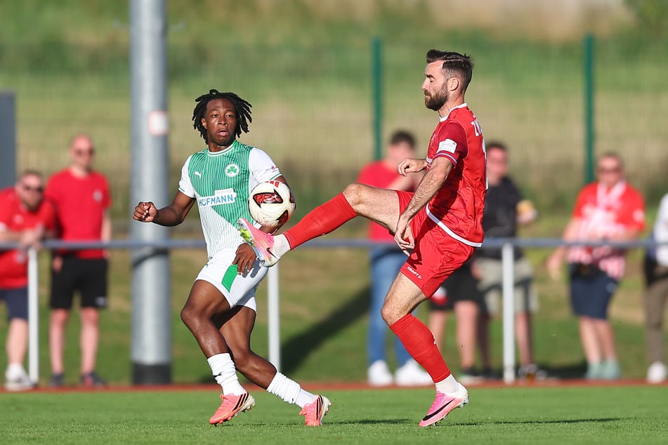 Einige Testspiele im Sommer bestritt Morris Schröter (31, r.). Zwickau würde ihn gern fest an sich binden.