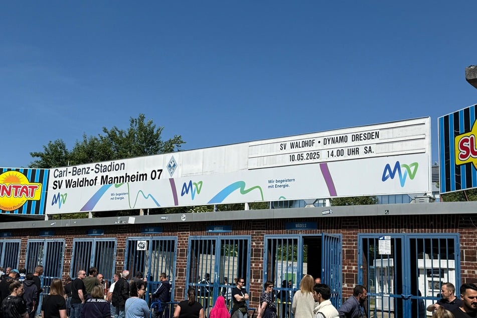 Die ersten Fans haben sich bereits am Carl-Benz-Stadion eingefunden.
