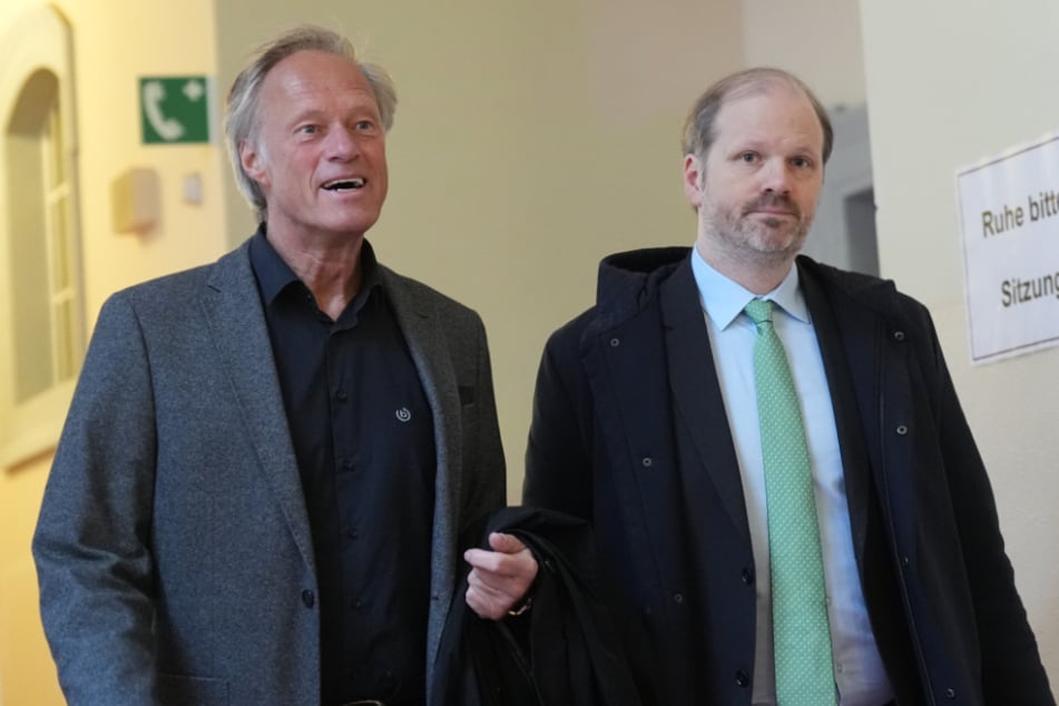 Der mitangeklagte Gerhard Delling (67, l.) neben seinem Verteidiger David Rieks.