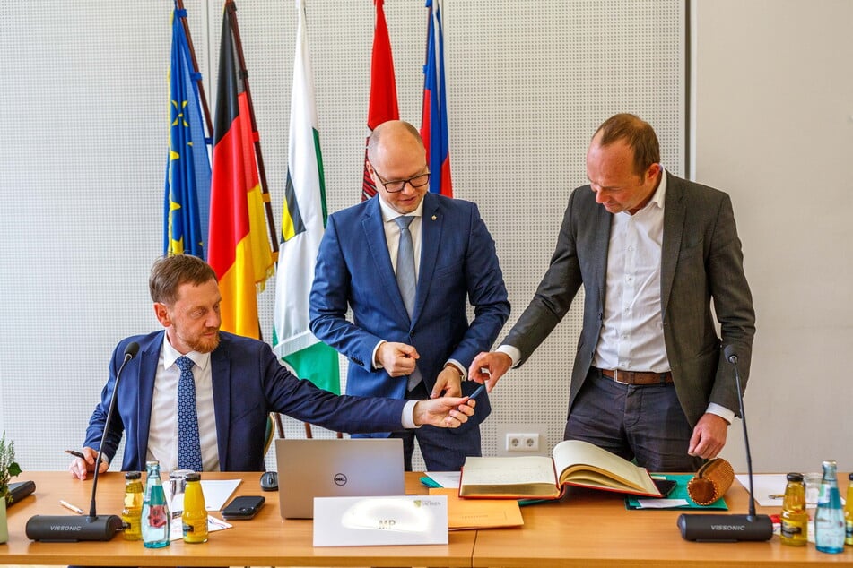 Das sächsische Kabinett, hier Ministerpräsident Michael Kretschmer (47, CDU, l.) und Umweltminister Wolfram Günther (49, Grüne, r.), tagte am Dienstag in Bautzen. Mit dabei: Domowina-Chef Dawid Statnik (39, M.).