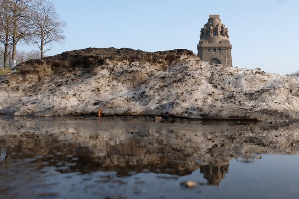 Schneereste liegen vor dem Völkerschlachtdenkmal.