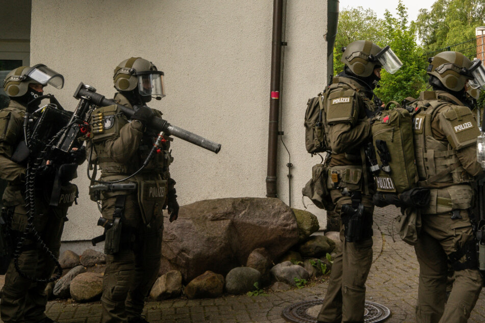 Beamte des SEK rücken nach ihrem Einsatz wieder ab.