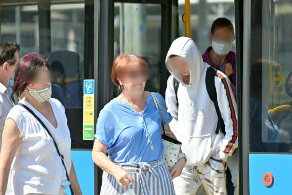 Noch vor dem Aussteigen reißen sich Fahrgäste die Maske herunter.