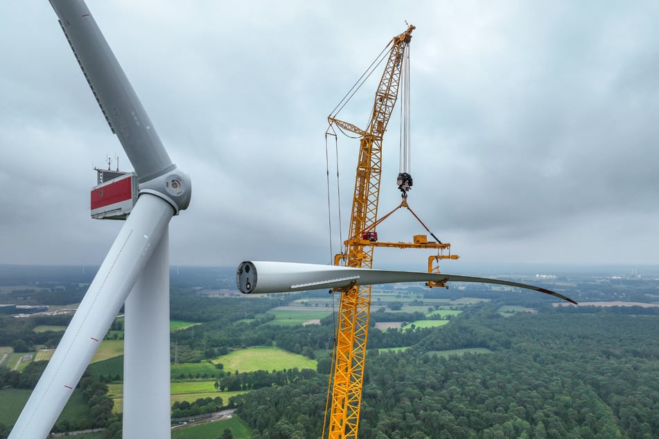Ein Windrad im Bau - bald ein bekannter Anblick im Dresdner Stadtbild?