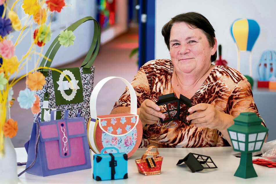 Regina Hauer (65) präsentiert in Olbernhau ihre Handtaschen aus Papier.