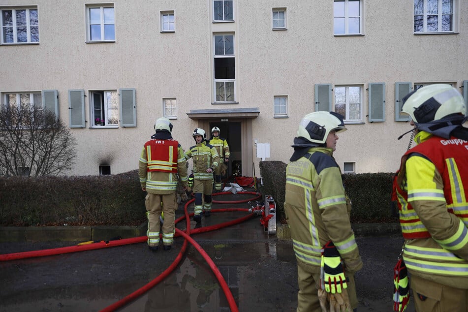 Kameraden der Feuerwehr mussten sich um einen Waschraum-Brand im Keller eines Mehrfamilienhauses kümmern.