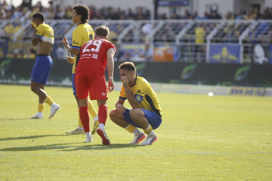 Kapitän Farid Abderrahmane (30, r.) wurde für seinen Fehler vorm 3:4 von Coach gerügt.