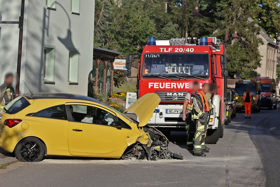 In Oberlungwitz krachte es am Mittwochnachmittag: Eine Opel-Fahrerin (19) fuhr gegen ein Geländer. Die Feuerwehr sicherte die Unfallstelle ab.