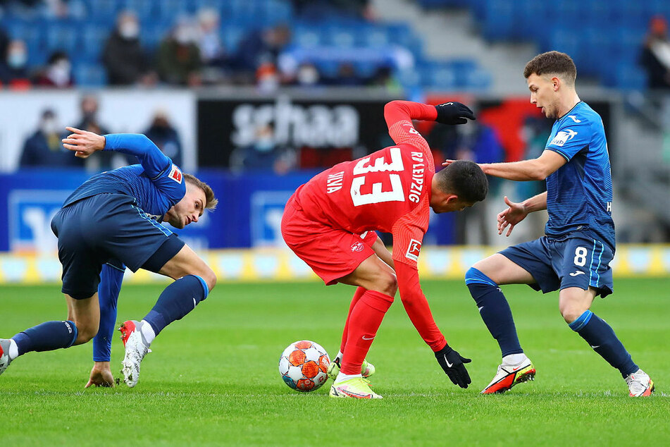Kein Durchkommen: RB Leipzigs André Silva (M.) hatte auch bei der TSG 1899 Hoffenheim einen schweren Stand im Angriff.