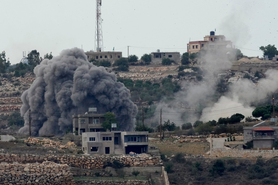 Schwarzer Rauch steigt bei einem israelischen Luftangriff (l.) und Artilleriebeschuss (r.) auf ein libanesisches Grenzdorf auf.