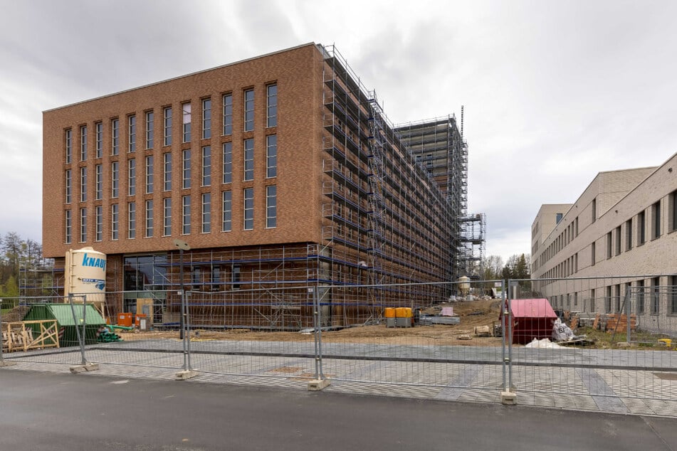 Das neue Hörsaalzentrum mit Bibliothek geht bald in Betrieb. Nebenan steht das neue Forschungszentrum.