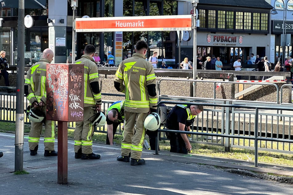 Ein Verkehrsunfallaufnahmeteam der Kölner Polizei ist vor Ort und sichert Spuren.
