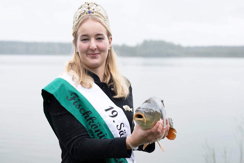 Die sächsische Fischkönigin Charlotte Opitz freut sich auf die jetzt beginnende Karpfensaison.