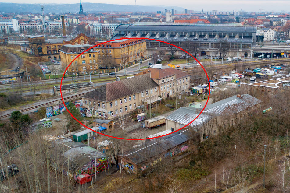Wie es mit der "Hanse 3" (roter Kreis), dem Wagenplatz (rechts daneben) und den anderen Nutzern des Areals weitergeht, ist noch offen.