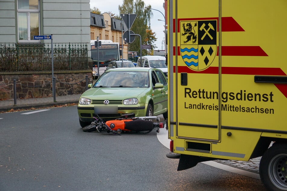 Eine Simson-Fahrerin (17) wurde am Dienstagnachmittag in einem Kreisverkehr in Döbeln von einem VW erfasst.
