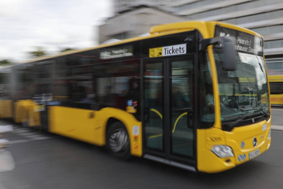 Einkommensarme Personen können in Berlin noch mindestens bis zum Jahresende mit dem 9-Euro-Sozialticket auf die öffentlichen Verkehrsmittel zurückgreifen. (Symbolfoto)