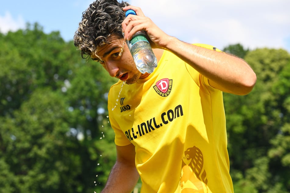 Kaan Inanoglu (20) trank nicht nur, er schüttete sich das Wasser zur Abkühlung auch über den Kopf.