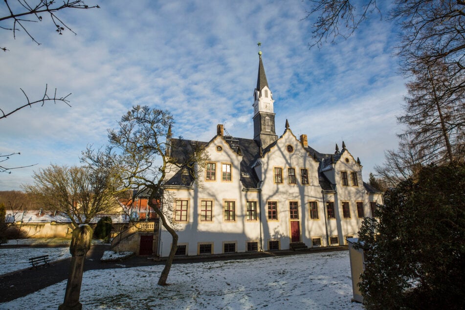 Historische, geschnitzte, gedrechselte und kunstvolle Pyramiden sind in einer Ausstellung im Freitaler Schloss Burgk zu bestaunen.