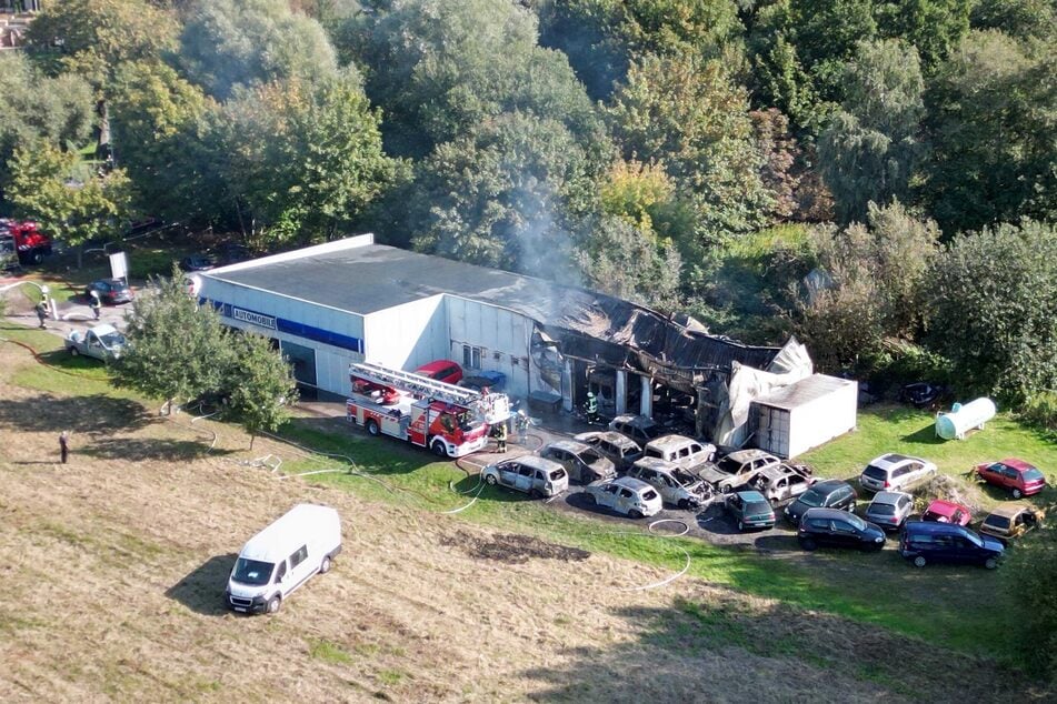 Am Sonntag ist ein Autohaus in Bützow in Brand geraten.