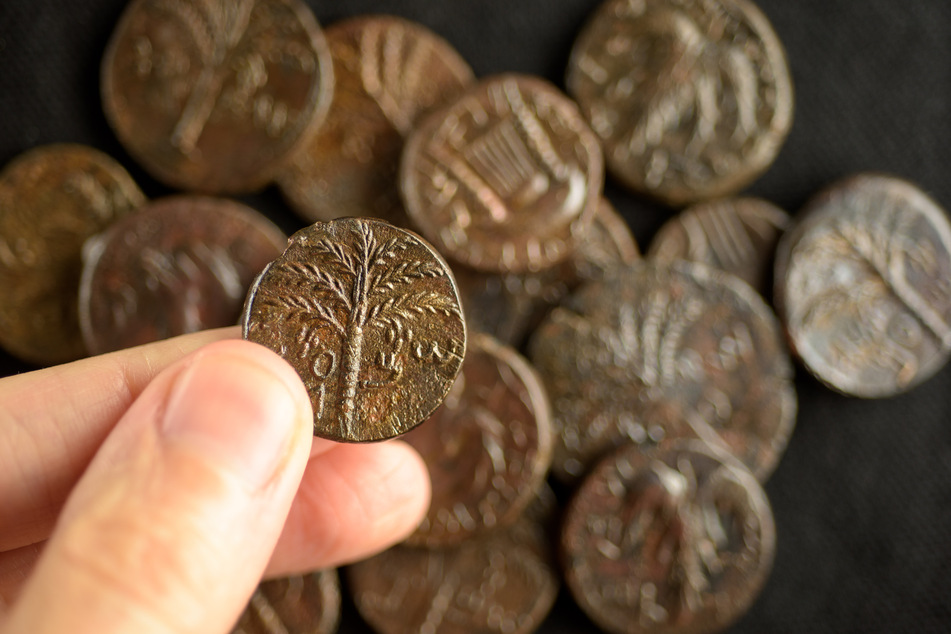 Seltene Münzen aus der Bar Kochba-Zeit, die bei Ausgrabungen in einer Höhle in der Nähe des Toten Meeres entdeckt wurden.