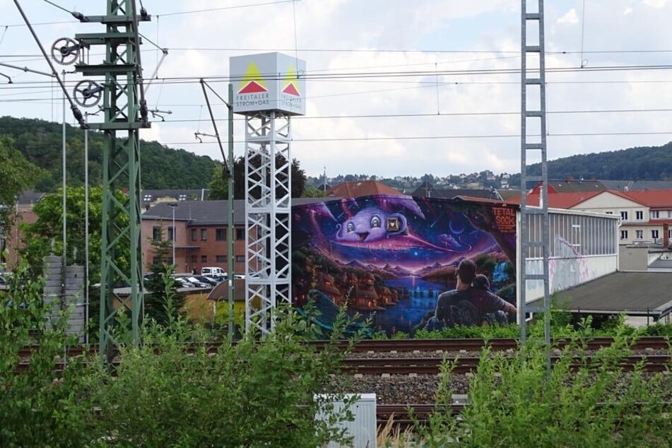Legales Graffiti auf einem Gebäude der Freitaler Stadtwerke.