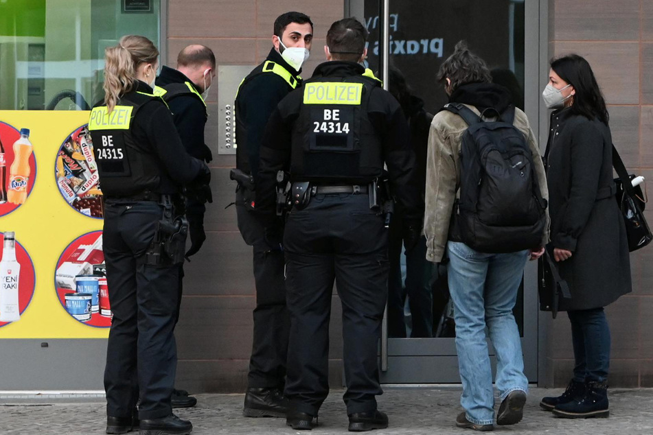 Eine Betrügerbande soll mit Corona-Teststationen mehrere Millionen Euro vom Staat erschwindelt haben. Die Polizei durchsuchte Wohnungen und Teststationen - unter anderem auch in Schöneberg.