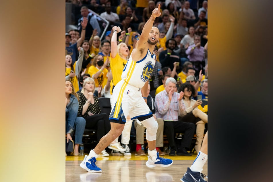 Curry celebrates after scoring against the Mavs.