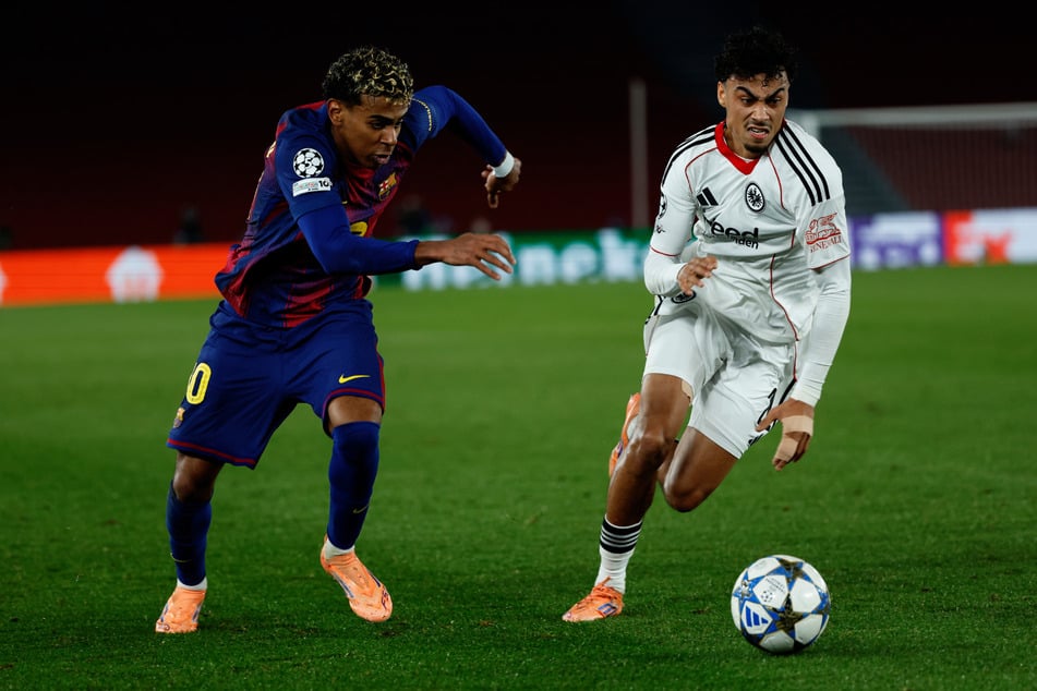 Nathaniel Brown (22, r.) lieferte sich ein grandioses Duell mit Barcelonas Lamine Yamal (18) und unterstrich einmal mehr seine Klasse.