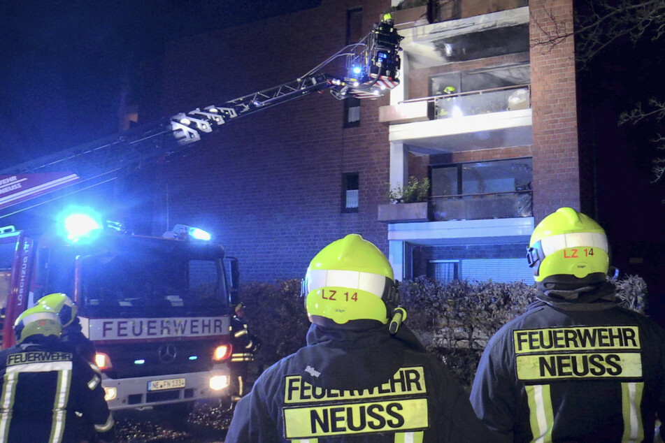 Köln: Glasscherben und Trümmer vor dem Haus - Verpuffung zerstört Neusser Wohnung