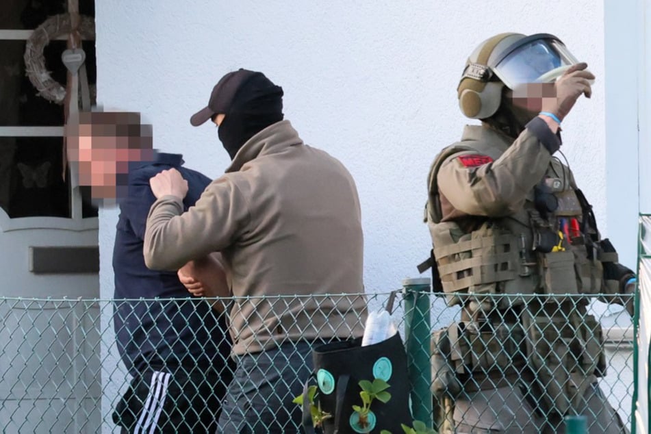 Messerattacke: Kind (13) zückt Messer bei Streit: Wohnungen der Eltern durchsucht
