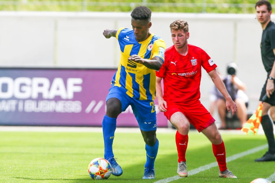 Merveille Biankadi (25, l.) zeigte in der vergangenen Rückrunde starke Leistungen bei Eintracht Braunschweig. Hier schirmt er den Ball im Duell mit Zwickaus Leon Jensen ab.
