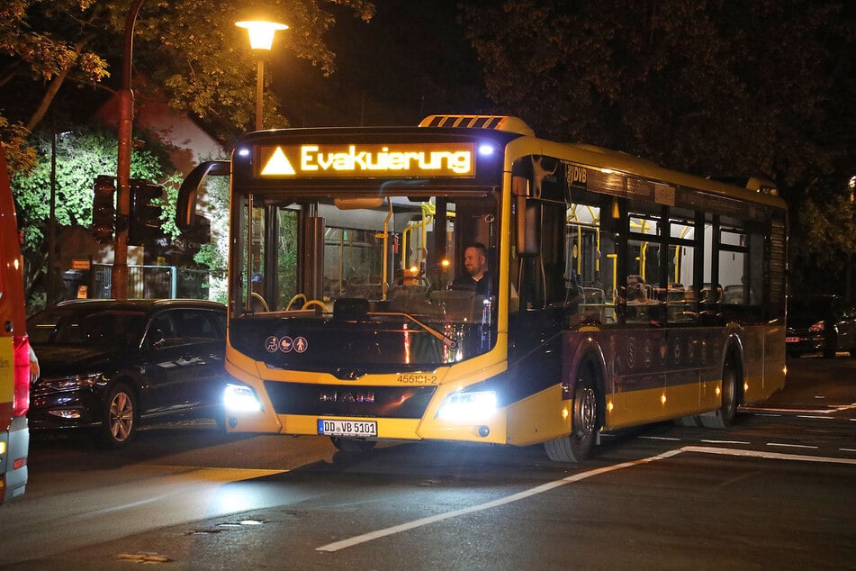Dieser Bus stand für die betroffenen Hausbewohner bereit.