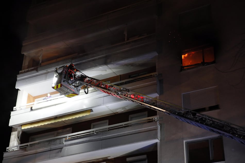 Flammen schlugen aus der Wohnung im fünften Stock.