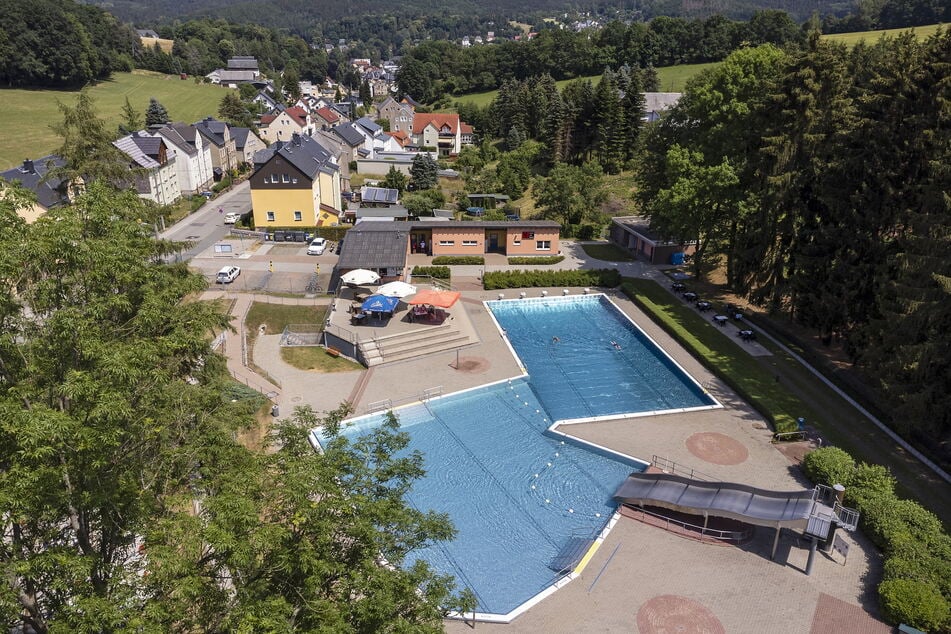 Das Freibad Einsiedel in Chemnitz bleibt am Sonntag und Montag geschlossen. (Archivbild)