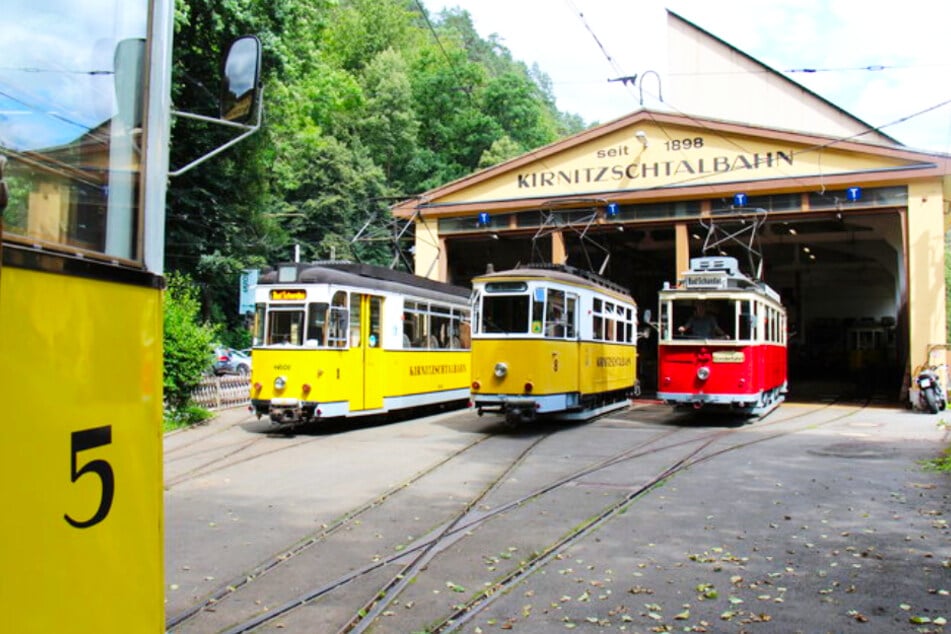 Steigt ein und unternehmt mit einem der historischen Museumswagen eine Fahrt durch das wildromantische Kirnitzschtal.