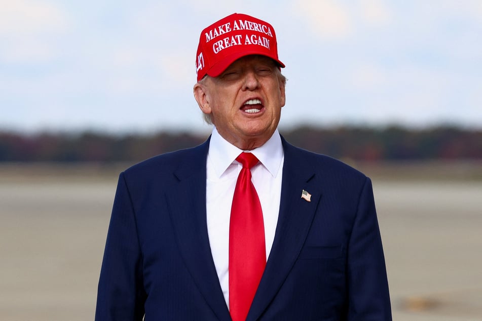 President Donald Trump called for the Senate filibuster to be scrapped as a way to end the US government shutdown.