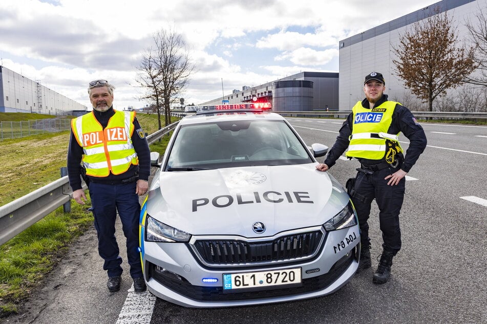 Lutz (52, l.) aus Sachsen und Filip (21) aus Tschechien auf gemeinsamer Streife im Grenzgebiet.