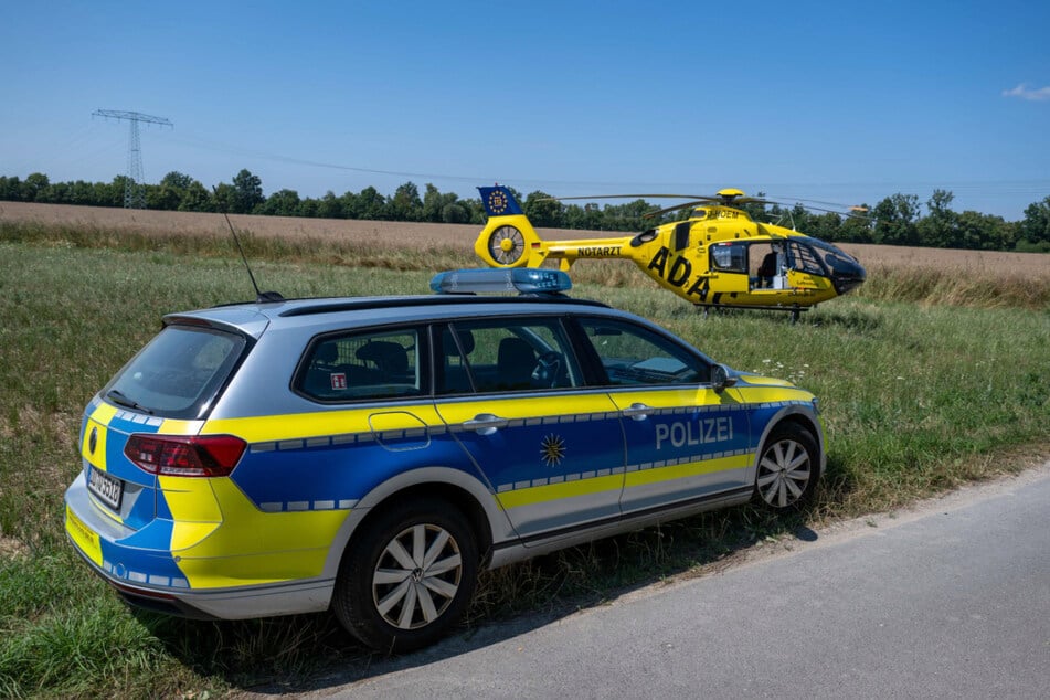 Ein Rettungshubschrauber brachte einen Notarzt zur Unfallstelle.