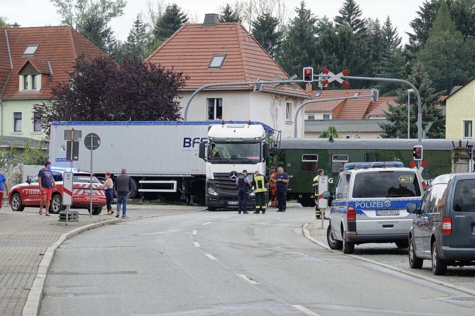 Am Montagmittag krachte die Weißeritztalbahn mit einem Lastwagen zusammen.