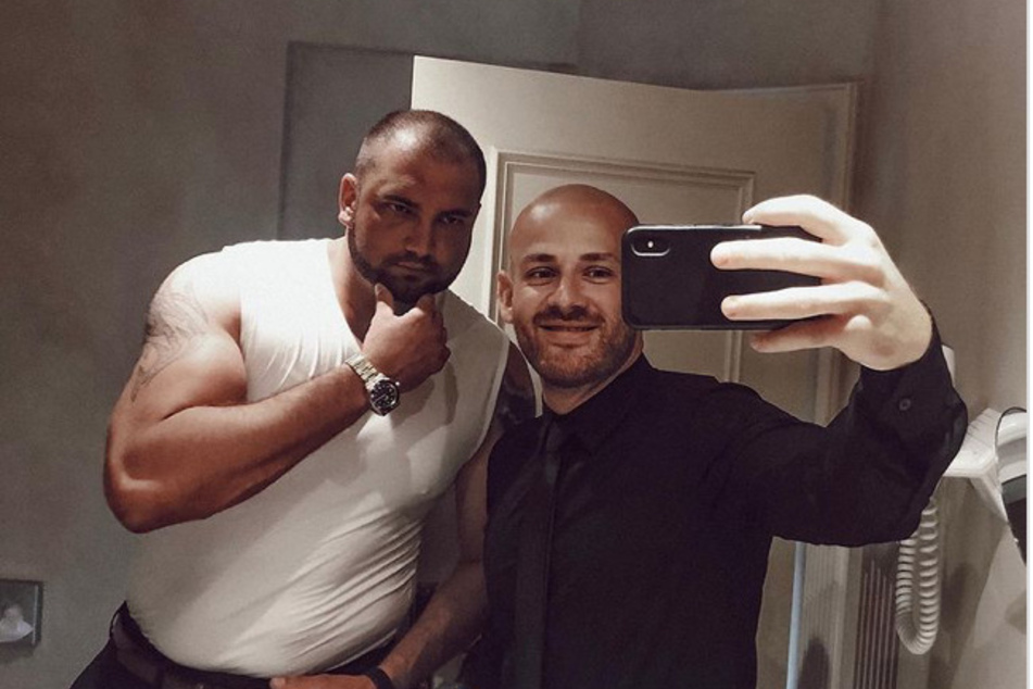 Philipp posiert mit seinem Trauzeugen auf Instagram.