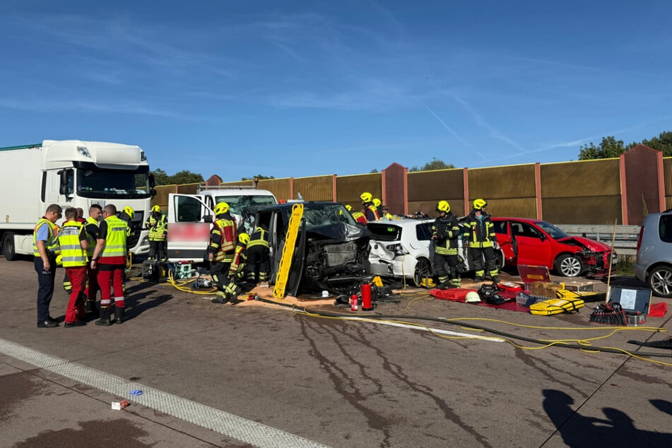 Sieben Fahrzeuge, darunter ein Lastwagen, sind involviert.