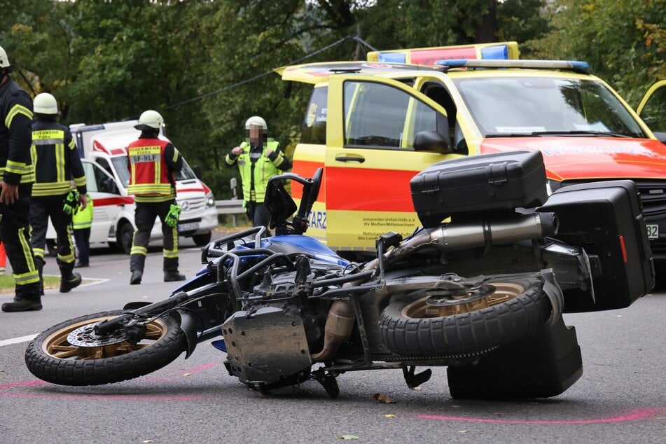 Auf der Frankenberger Straße (B180) bei Flöha stürzte am Sonntag ein Biker (45). Ein entgegenkommender Ford erfasste den Mann und verletzte ihn tödlich.